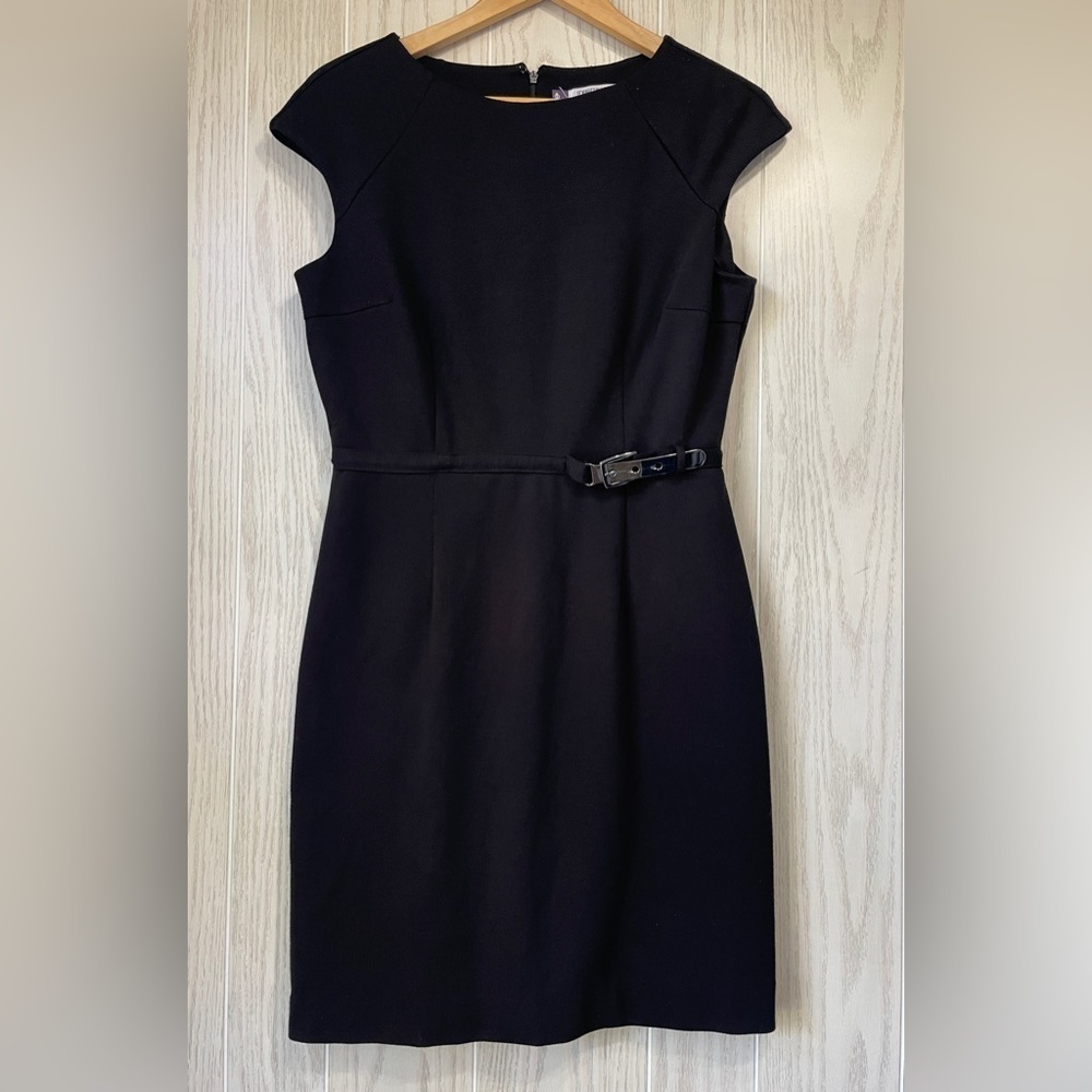 WOMENS JENNIFER LOPEZ BLACK CAP SLEEVE DRESS W/ SILVER METAL BUCKLE  SZ 12 EUC